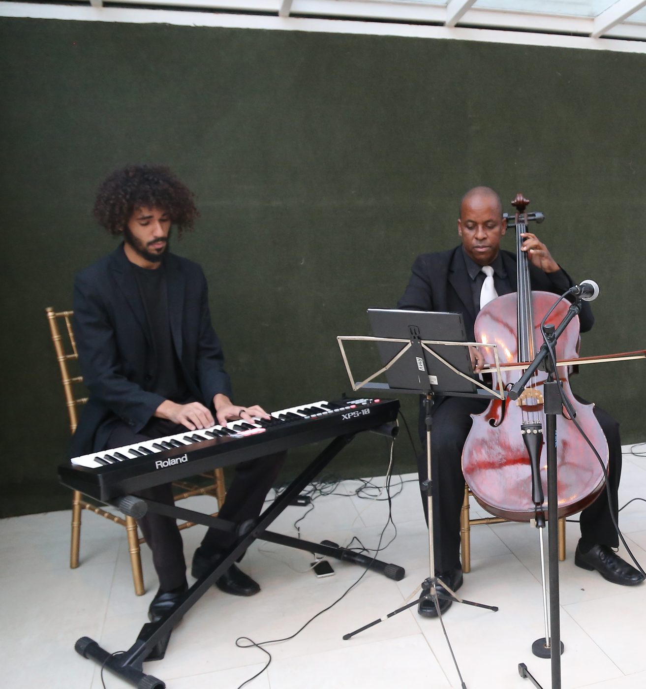 Detalhe delicado de cerimônia de casamento com música ao vivo da Sunset Jazz